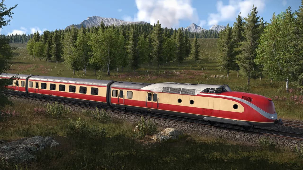 Comboio Trans-Europ-Express vermelho e creme numa linha entre pinheiros