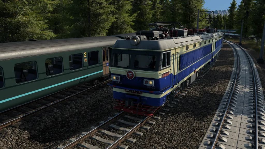 Locomotiva elétrica azul a cruzar-se com um comboio de passageiros